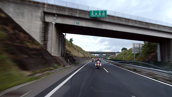 早朝の中央自動車道を疾走